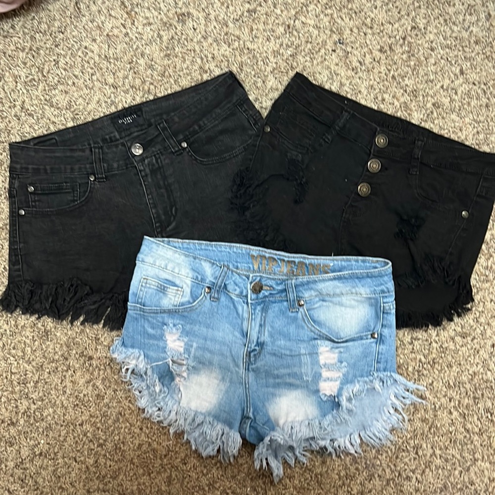 I’m selling a bundle of 3 denim shorts